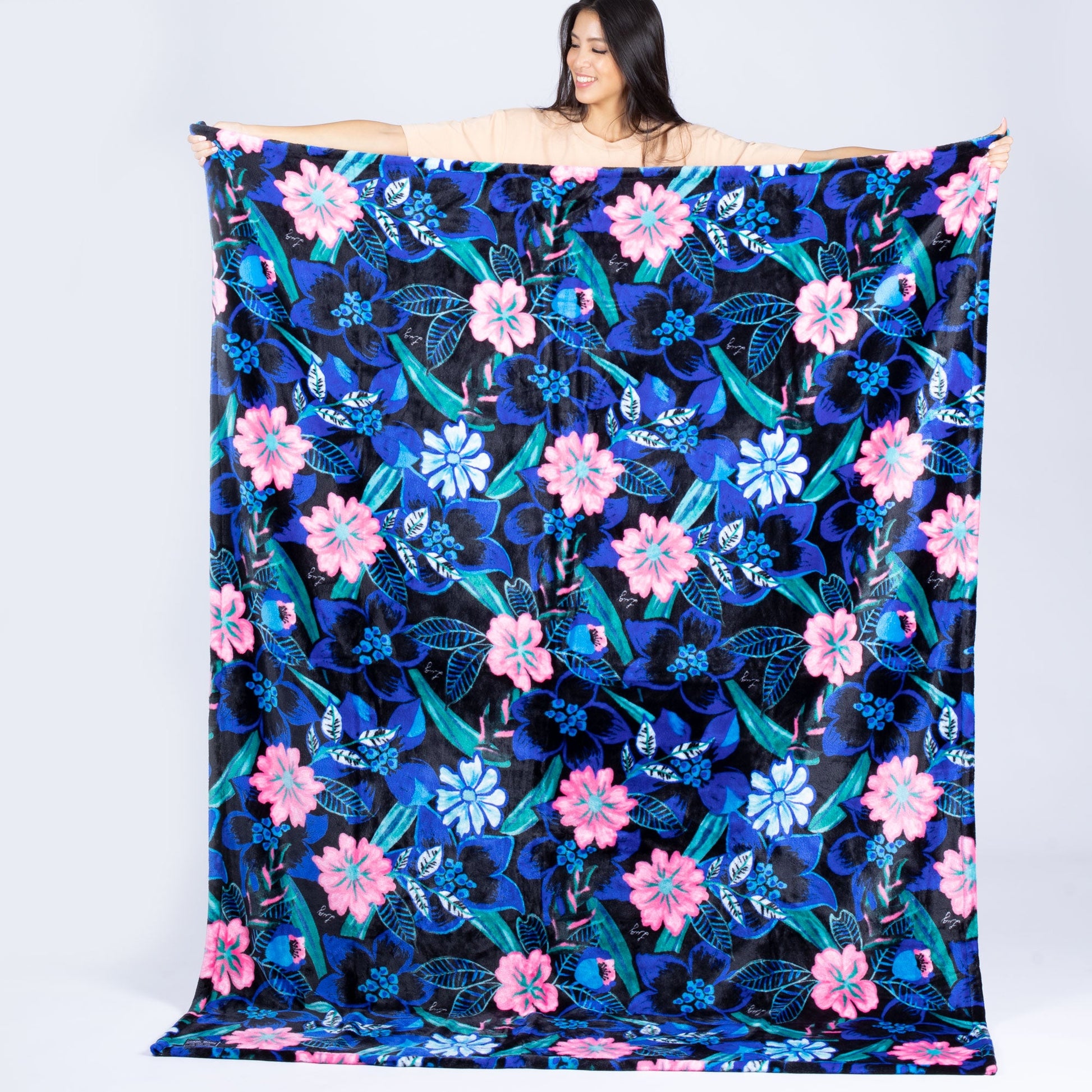 Cuddle Throw Blanket - RESORT BLACK - CuddleThrow_ResortBlack_Lifestyle_20copy